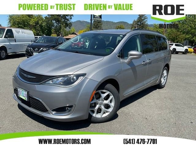 2017 Chrysler Pacifica Touring-L's photo