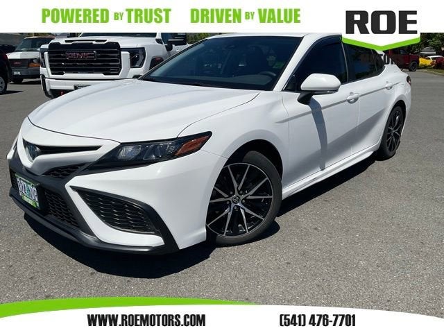 2022 Toyota Camry SE Hybrid's photo