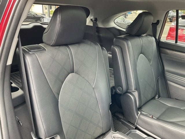 2022 Toyota Highlander Hybrid Platinum