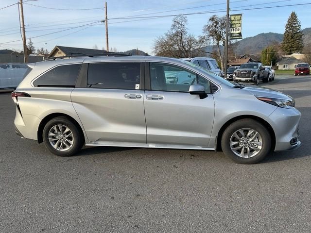 2025 Toyota Sienna XLE